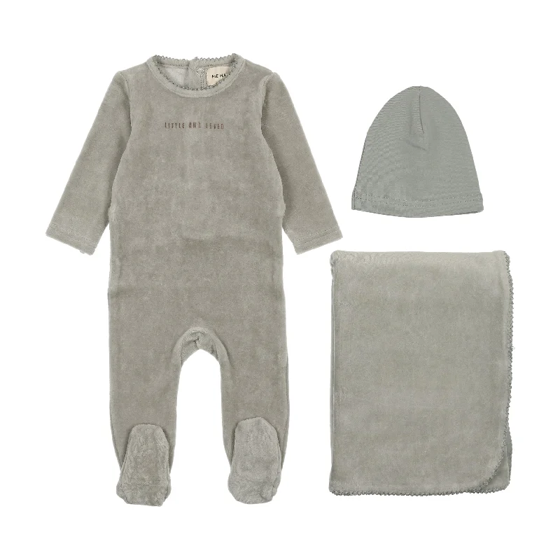 set footie velour little and loved with hat and blanket - powdr blue/mink prnt