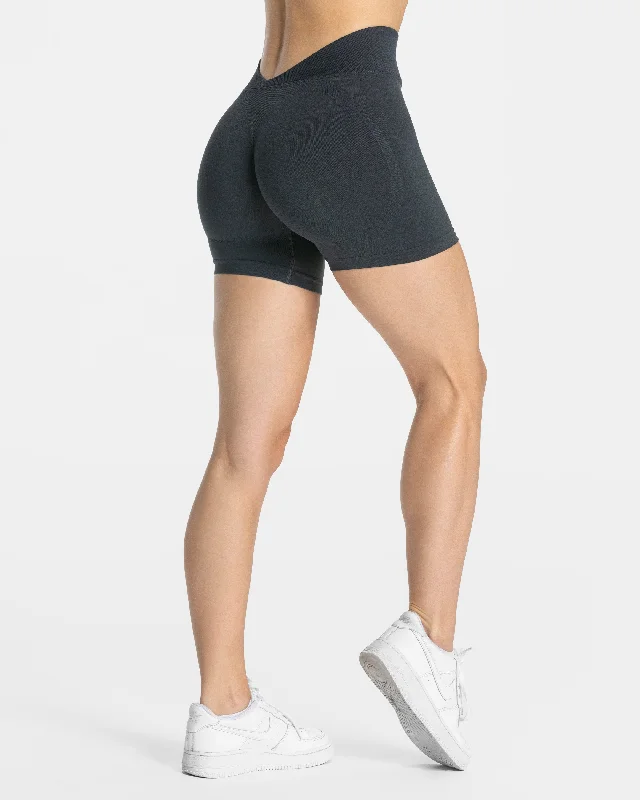 Essence V-Back Covert Scrunch Short "Ebony"